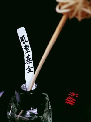 当持有的基金亏损时 应该加仓还是割肉？(2025/10/03)